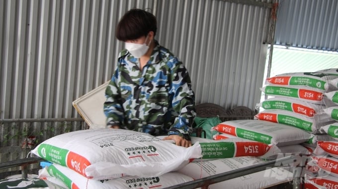 6911c91b3d7be325ba6a-092641_646.jpg Để đảm bảo vật nuôi khỏe mạnh, nguồn thức ăn và tiêm phòng được ông Bình đặc biệt quan tâm. Ảnh: Toán Nguyễn.