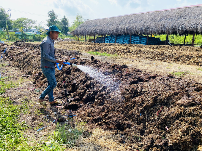 Nông dân được hướng dẫn quy trình kỹ thuật xử lý rơm rạ để ủ làm phân bón hữu cơ tại mô hình. Ảnh: Lê Hoàng Vũ.