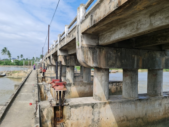 2-211019_835.jpg Công ty TNHH MTV KTCTTL Quảng Ngãi cũng quản lý chặt chẽ nguồn nước ngay từ đầu vụ hè thu 2023 để tránh gây thất thoát, lãng phí nguồn nước. Ảnh: Lê Khánh.