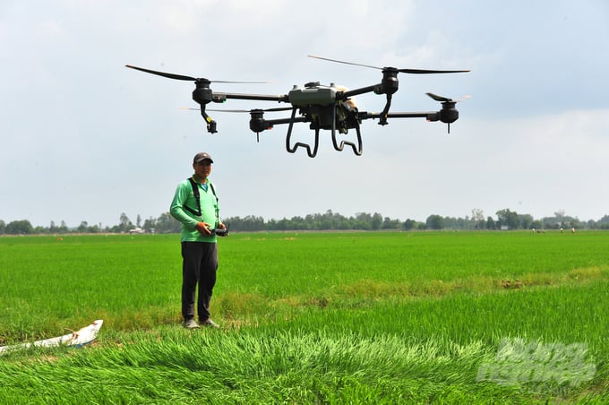 anh-5-075028_561.jpg Việc ứng dụng Drone vào canh tác lúa là bước chuyển đổi quan trọng và tạo thêm dịch vụ mới nâng cao thu nhập cho nhiều hộ dân ở ĐBSCL. Ảnh: Hồ Thảo.