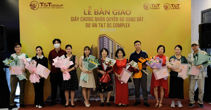 anh-1-2-160557_992.jpg Cư dân dự án T&T DC Complex nhận bàn giao sổ hồng. Ảnh: T&T Homes.