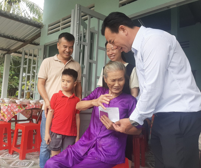 z4366340040884_b4ffc210bbfecbc9ed1142a4c0b2a2c3-154031_319.jpg Mạnh thường quân tặng quà cho bà Lưu Thị Sung nhân buổi bàn giao nhà. Ảnh: Minh Đảm.