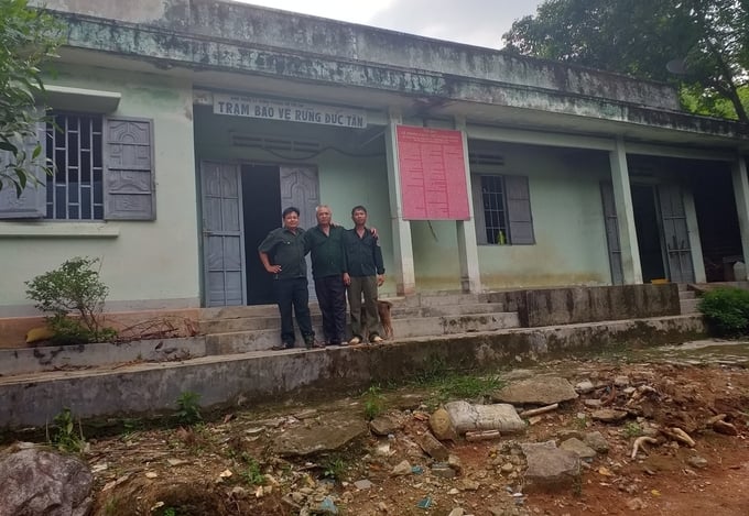 Trạm bảo vệ rừng Đức Tân thuộc Ban quản lý rừng phòng hộ Trị An xập xệ, lực lượng sống trong cảnh không có điện, nước. Ảnh: Mai Phương.