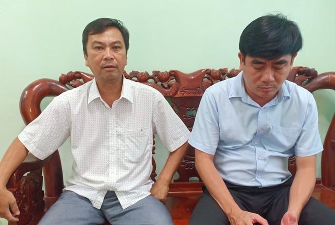 bao-ve-rung-10-114752_692.jpg Ông Lê Văn Nam, Trưởng Ban quản lý rừng phòng hộ Trị An (áo trắng) cho biết, nhiều trạm bảo vệ rừng đơn vị không có điện, nước. Ảnh: Kim Sơ.