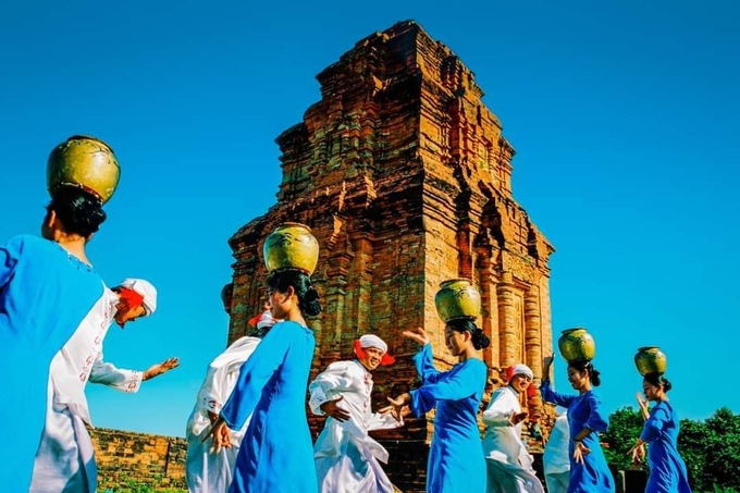 Dance of Cham girls in traditional costumes on the background of ancient music. Photo: Thanh Long.
