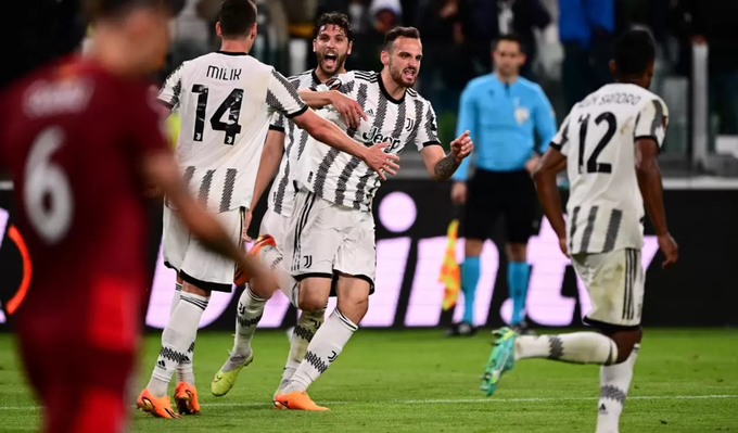 ju-085639_87.jpg Mùa này, Juventus đã quá thăng trầm. Ảnh: Express.