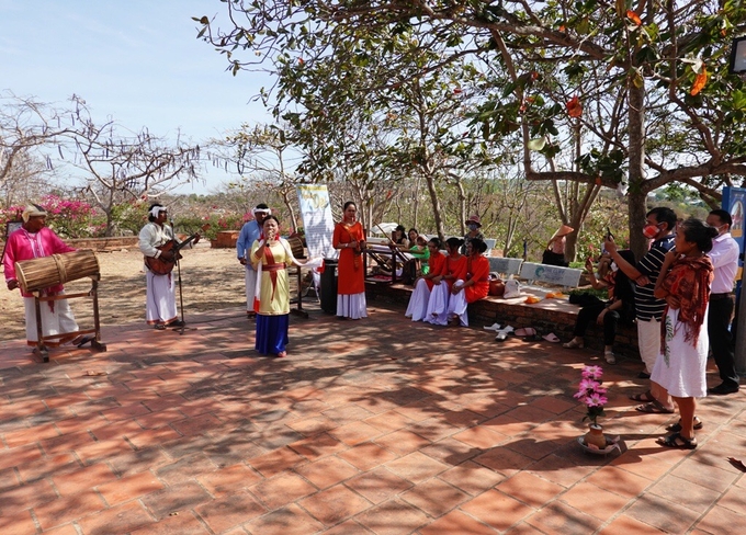 Visitors are fascinated every time the band performs. Photo: Thanh Long.
