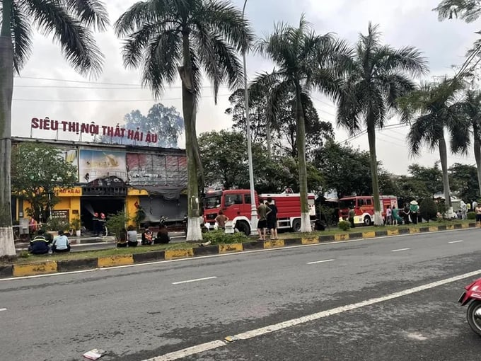 7201cba3550ff7bd337420c5060a3ea7-113237_295.jpg Hiện trường vụ cháy chợ tạm ở thành phố Vĩnh Yên.