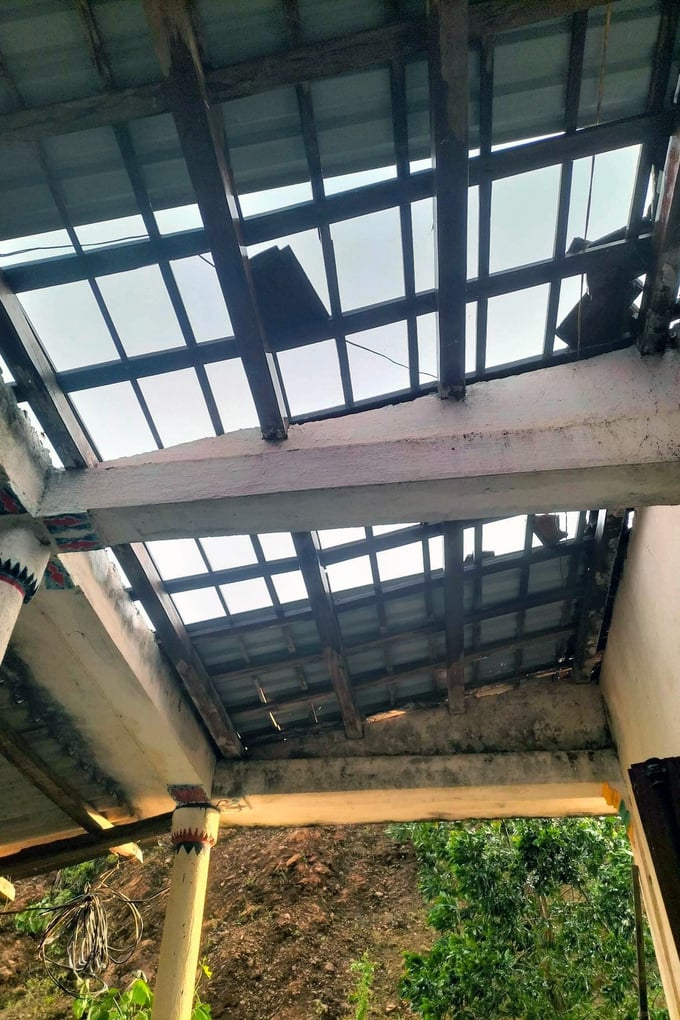 giong1-130555_711.jpg Nhiều ngôi nhà bị tốc mái hoàn toàn. Ảnh: CTV.