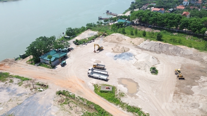 Các phương tiện kinh doanh vận tải chở vật liệu xây dựng đã góp phần gây ảnh hưởng tới tuổi thọ của các công trình đê sông Hồng. Ảnh: Huy Bình.