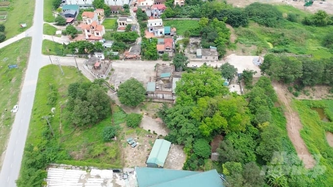 Công ty cổ phần Đầu tư thương mại Vi Hoàng Anh xây dựng trụ sở nằm trọn vẹn trong hành lang thoát lũ tại thôn Xâm Xuyên, xã Hồng Vân. Ảnh: Huy Bình.