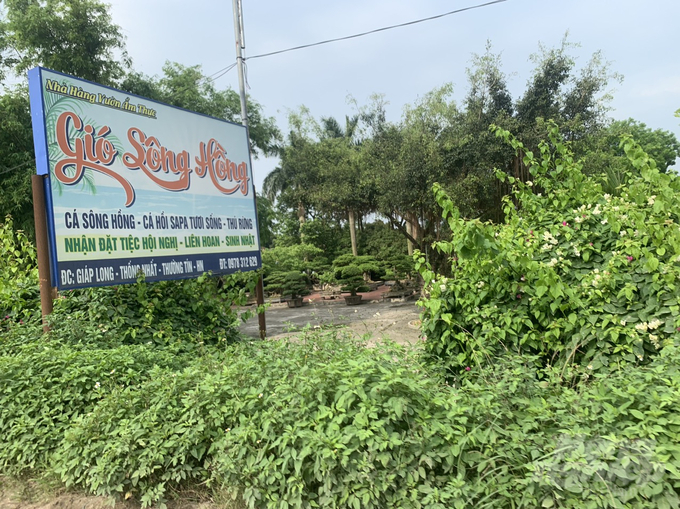 Nhà hàng, quán ăn xây dựng trái phép trên hành lang bảo vệ đê, hành lang thoát lũ sông Hồng tại địa phận xã Thống Nhất (huyện Thường Tín, TP.Hà Nội). Ảnh: Kiên Trung.