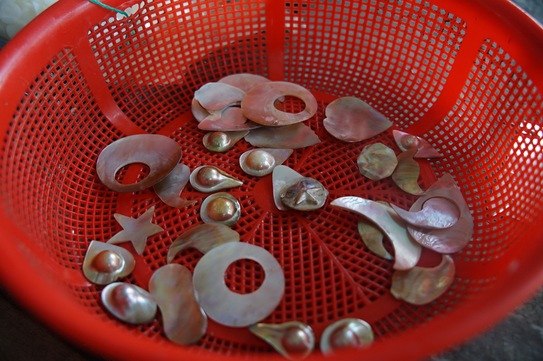 dsc02765-185553_289.jpg Khách trong nước chủ yếu có nhu cầu chọn ngọc có kích thước nhỏ, nhiều hình dáng như trái tim, giọt nước, ovan. Ảnh: Linh Linh.