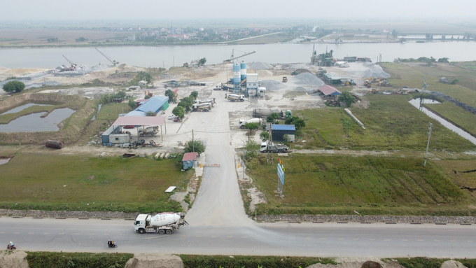 tram-tron-ninh-co2-131358_615.jpg Trạm trộn bê tông xây dựng hoạt động trái phép trong hành lang thoát lũ đê hữu Ninh Cơ, huyện Nghĩa Hưng. Ảnh: HB.