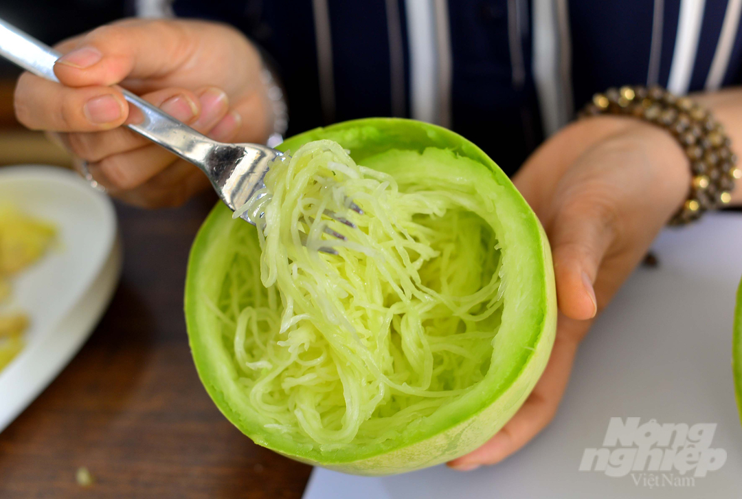 trong-bi-soi-mi-doc-la-nha-vuon-da-lat-kiem-bon-tien-152217_323.jpg Sợi bí giòn, ngọt nên có thể dùng ăn trực tiếp hoặc chế biến thành các món ăn khác theo sở thích.