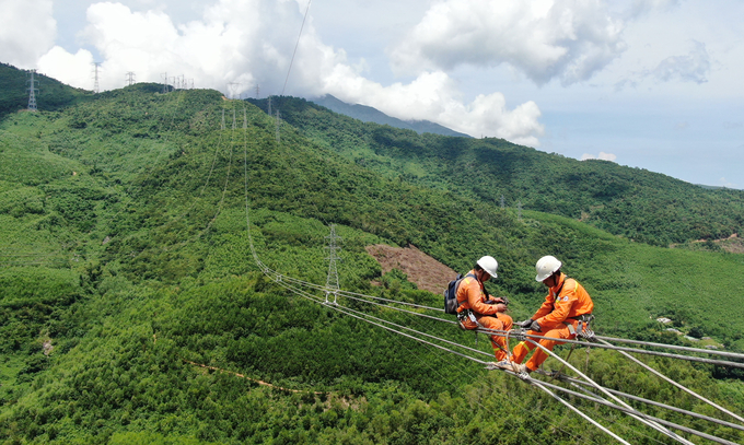 duong-day-500kv-bac-nam-mo-dau-hien-dai-hoa-he-thong-truyen-tai-dien-quoc-gia-071721_790.jpg Công nhân Công ty Truyền tải điện 2 sửa chữa đường dây 500kV Bắc – Nam.