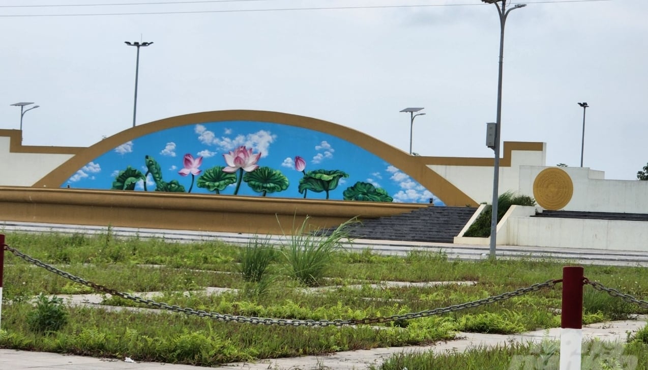 Dự án Quảng trường trung tâm huyện Yên Định (Thanh Hóa) do UBND huyện Yên Định làm chủ đầu tư, có tổng mức đầu tư 134 tỷ đồng. Đơn vị trực tiếp quản lý dự án là Ban quản lý dự án đầu tư xây dựng huyện Yên Định. Đơn vị trúng thầu là Công ty TNHH 1 MTV Trường Tuấn, giá trúng đấu thầu hơn 93,5 tỷ đồng. Dự án có quy mô sử dụng đất là 7,96 ha. Dự án bàn giao và đưa vào hoạt động từ tháng 9/2022. Dưới đây là một số hình ảnh phóng viên Báo NNVN ghi lại. Ảnh: Quốc Toản.