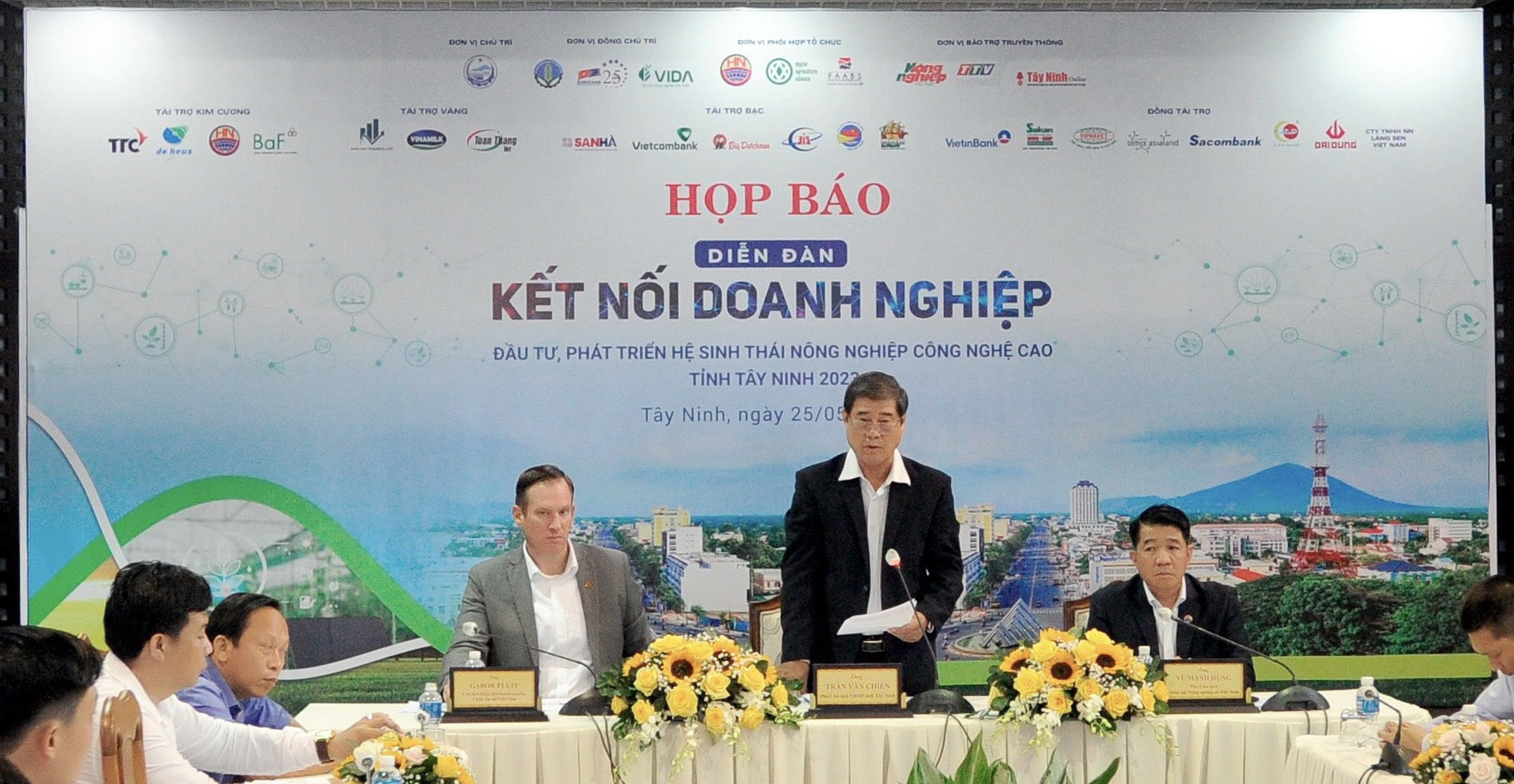 tay-ninh-va-eurocham-ket-noi-dau-tu-vao-linh-vuc-nong-nghiep-cong-nghe-cao-093919_679.jpg Ông Trần Văn Chiến, Phó Chủ tịch UBND tỉnh Tây Ninh, Trưởng ban tổ chức diễn đàn trả lời báo chí. Ảnh: Đức Trung.