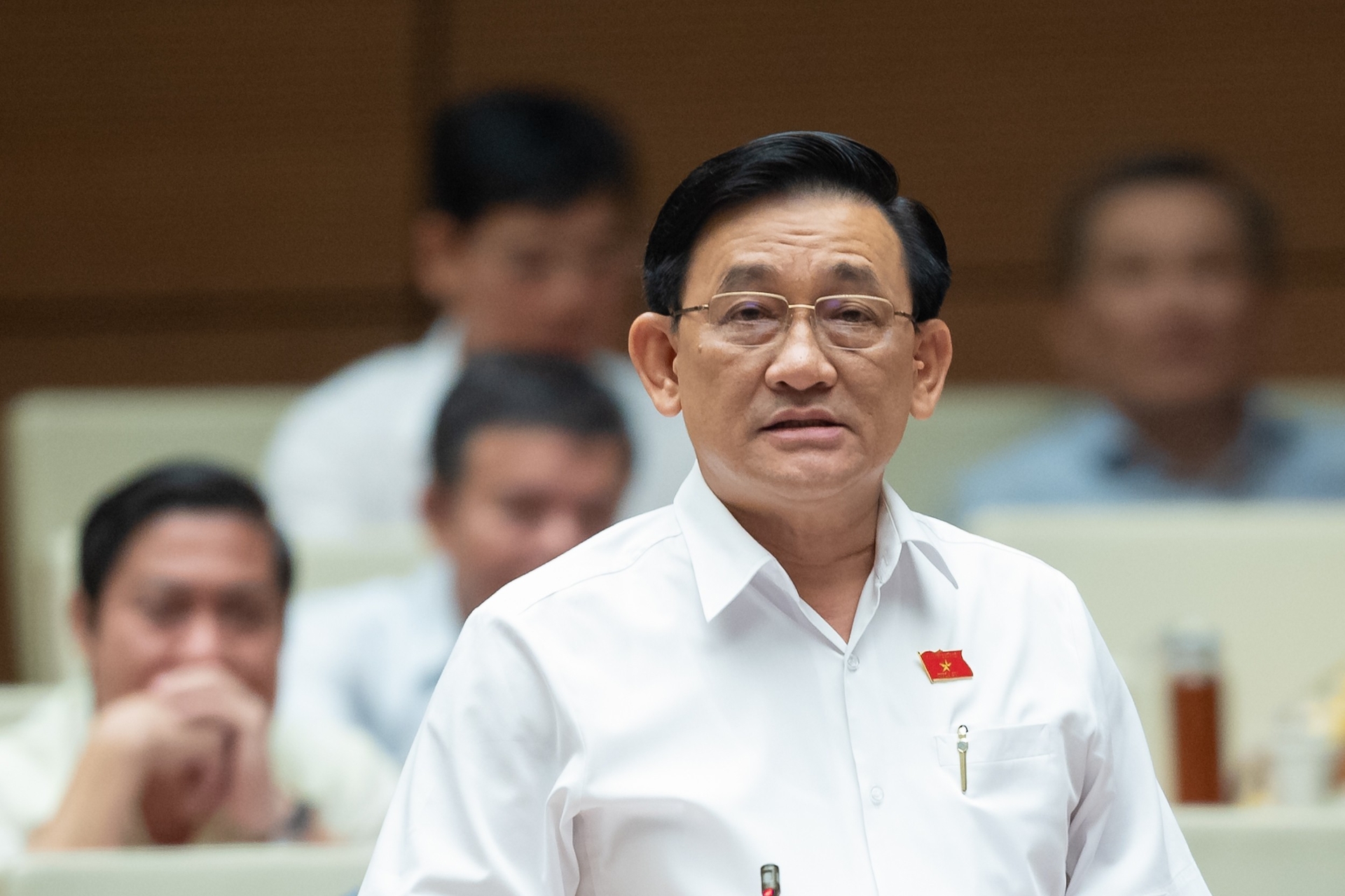 3-085529_262.jpg Đại biểu Trần Quốc Tuấn (Trà Vinh) thảo luận tại hội trường sáng 31/5.