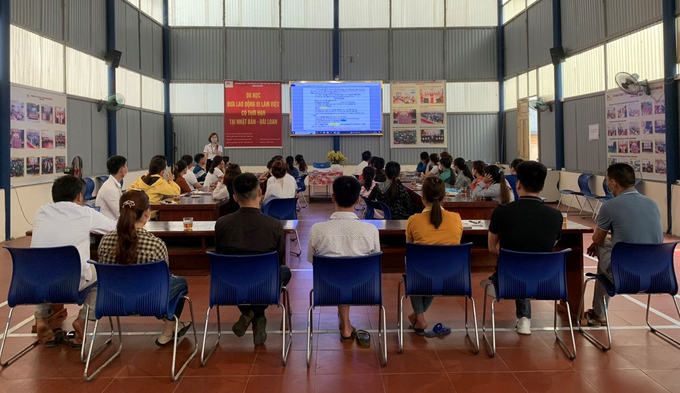 abc-110144_178.jpg Người lao động được tư vấn hỗ trợ thông tin miễn phí theo mô hình 'Cafe việc làm' tại Trung tâm dịch vụ việc làm tỉnh Bắc Kạn. Ảnh: Ngọc Tú.