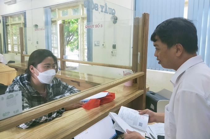 hue-110428_583.jpg Chị Dương Thị Huê được cán bộ Trung tâm dịch vụ việc làm tỉnh Bắc Kạn giải quyết thủ tục nhận trợ cấp thất nghiệp. Ảnh: Ngọc Tú.