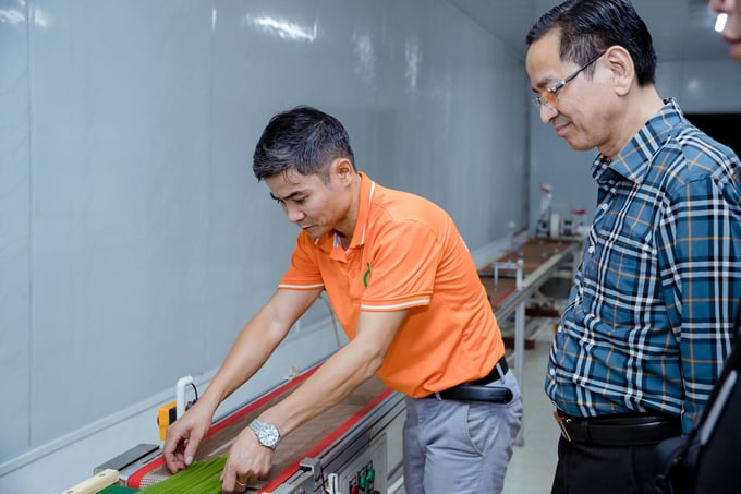 anh-4-110554_208.jpg Ông Lê Văn Tám (trái) đang kiểm tra sản phẩm. Ảnh: Thúy Vi.