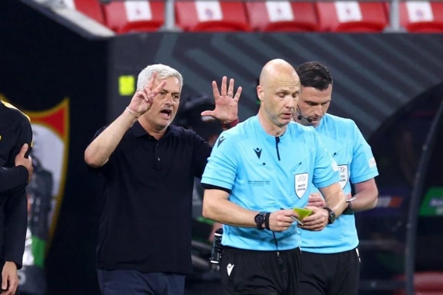 ke-095822_305.jpg Jose Mourinho không thể kiềm chế trước những quyết định của trọng tài Anthony Taylor. Ảnh: AS.