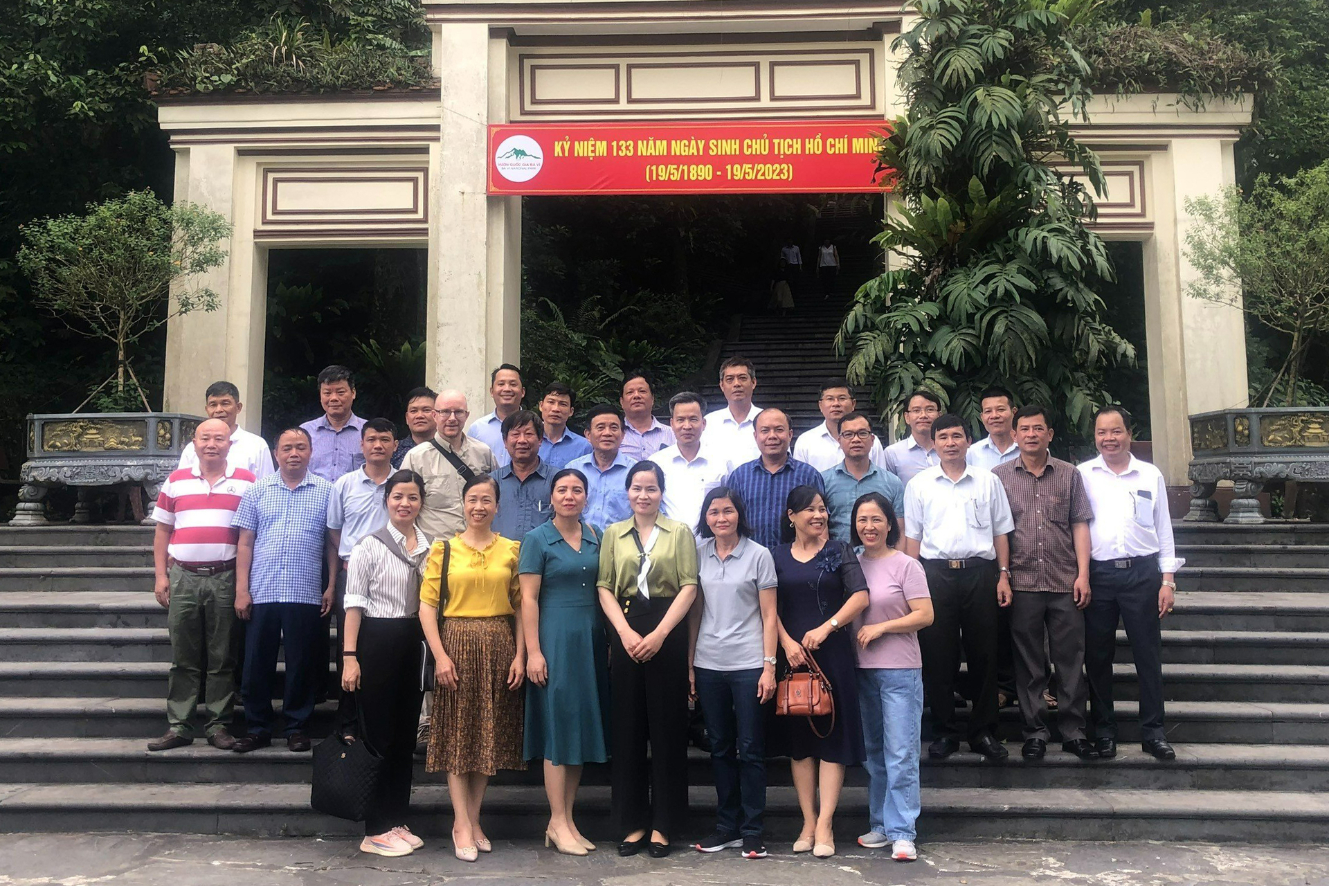 Đoàn công tác VQG Cúc Phương chụp ảnh lưu niệm cùng VQG Ba Vì.