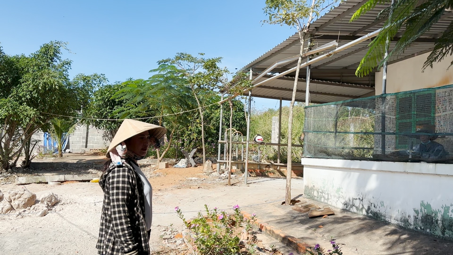 z4230955802924_8d7391139ea27041003527ee7a8529c6-083155_29.jpg Ngôi nhà của bà Nguyễn Thị Thùy Trang bị nhóm đối tượng côn đồ lạ mặt xông vào chiếm đoạt, sơn lại tường. Suốt nhiều năm qua bà Trang gửi đơn kêu cứu lên cơ quan chức năng các cấp và Bộ Công an. Ảnh: Nguyễn Lân.