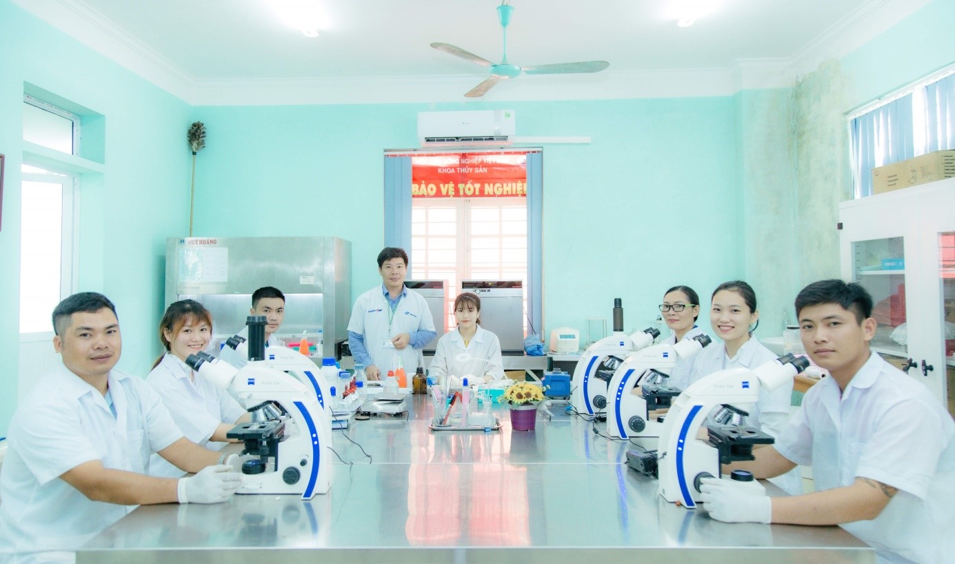 1-154633_998.jpg Nhu cầu nguồn nhân lực được đào tạo bài bản về Bệnh học thủy sản ngày càng cấp thiết. Ảnh: HVNN.