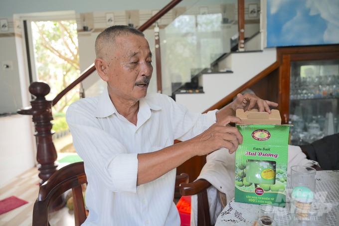 From pomelo, Minh produces products such as jam, wine, grapefruit juice, and especially grapefruit essential oil, which increases the value of pomelo many times. The photo shows a product of grapefruit wine and Minh's room for extracting grapefruit essential oil. Photo: Hong Thuy.