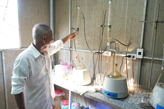 From pomelo, Minh produces products such as jam, wine, grapefruit juice, and especially grapefruit essential oil, which increases the value of pomelo many times. The photo shows a product of grapefruit wine and Minh's room for extracting grapefruit essential oil. Photo: Hong Thuy.