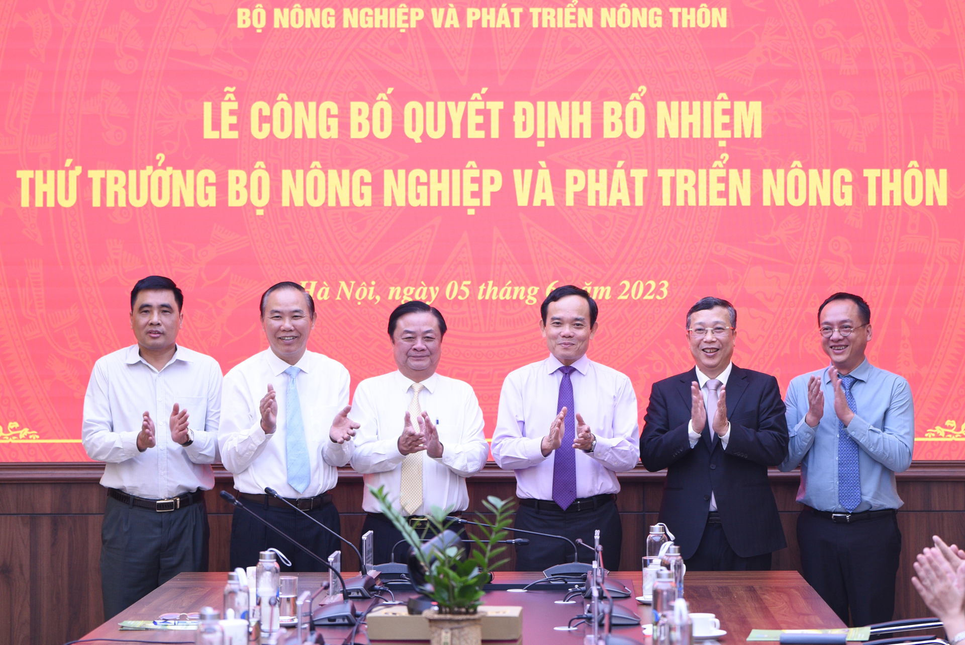 cong-bo-quyet-dinh-bo-nhiem-thu-truong-bo-nn-ptnt-hoang-trung-074748_866.jpg Phó Thủ tướng Trần Lưu Quang chụp ảnh cùng Bộ NN-PTNT sau lễ công bố quyết định bổ nhiệm. Ảnh: Tùng Đinh.