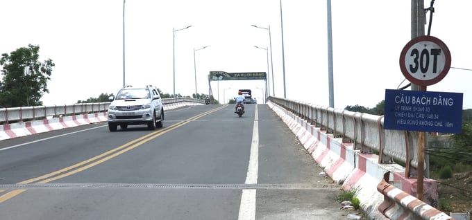 Bach Dang Bridge crosses the Dong Nai River, the river has helped this island land for generations to be fertile, with green trees. Photo: Hong Thuy.
