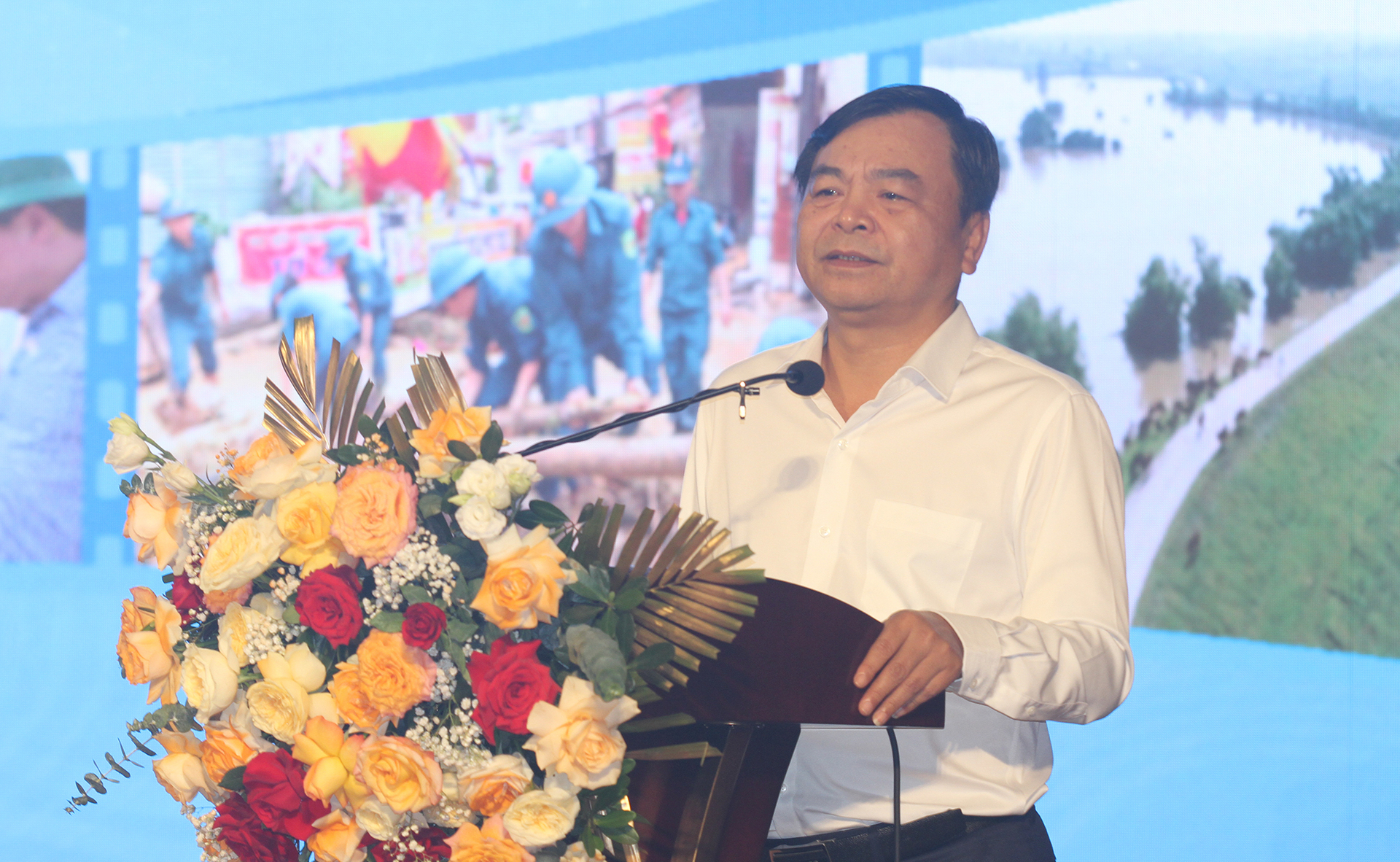 Deputy Minister Nguyen Hoang Hiep providng detailed instructions on natural disaster prevention and control. Photo: Viet Khanh.