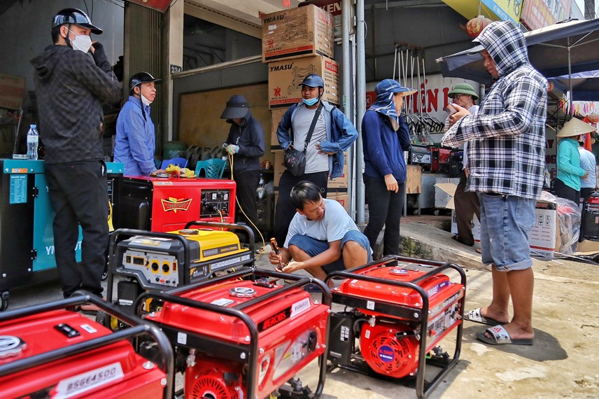 Người dân tại khu vực Hà Nội đổ xô đi mua máy phát điện những ngày qua.