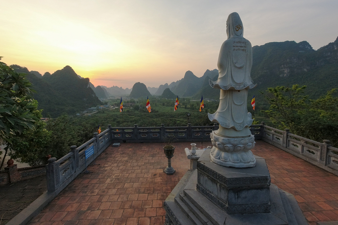 Xã Đàm Thủy nhìn từ sân trước của chùa Phật tích Trúc lâm Bản Giốc. Ảnh: Tùng Đinh.