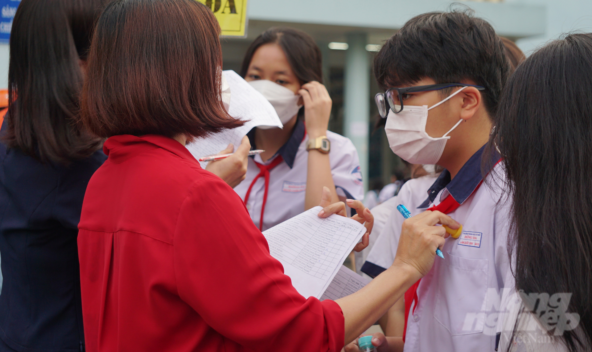 Cô Trương Thị Hảo, giáo viên Ngữ Văn khối 9 Trường THCS Đống Đa 'đóng dấu' chúc các thí sinh may mắn, bình tĩnh, tự tin, làm bài tốt nhất và đạt kết quả cao nhất trong kỳ thi. Ảnh: Nguyễn Thủy.
