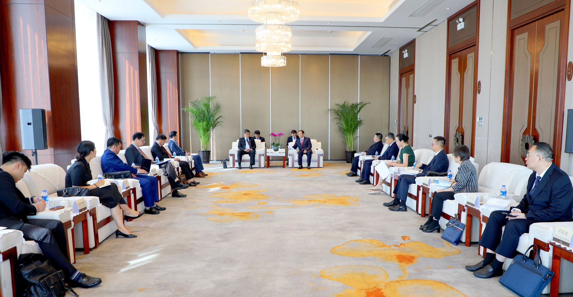The meeting between Deputy Minister Tran Thanh Nam and and Mr. Hua Hien Huy, Vice Chairman of the Zhuang Autonomous Region of Guangxi Province. Photo: Dang Loi Nha.