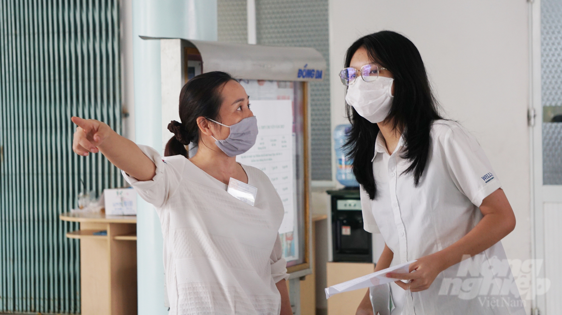 thy05902-091916_693.jpg Cán bộ tại điểm THCS Đống Đa hướng dẫn thí sinh vào phòng thi. Ảnh: Nguyễn Thủy.