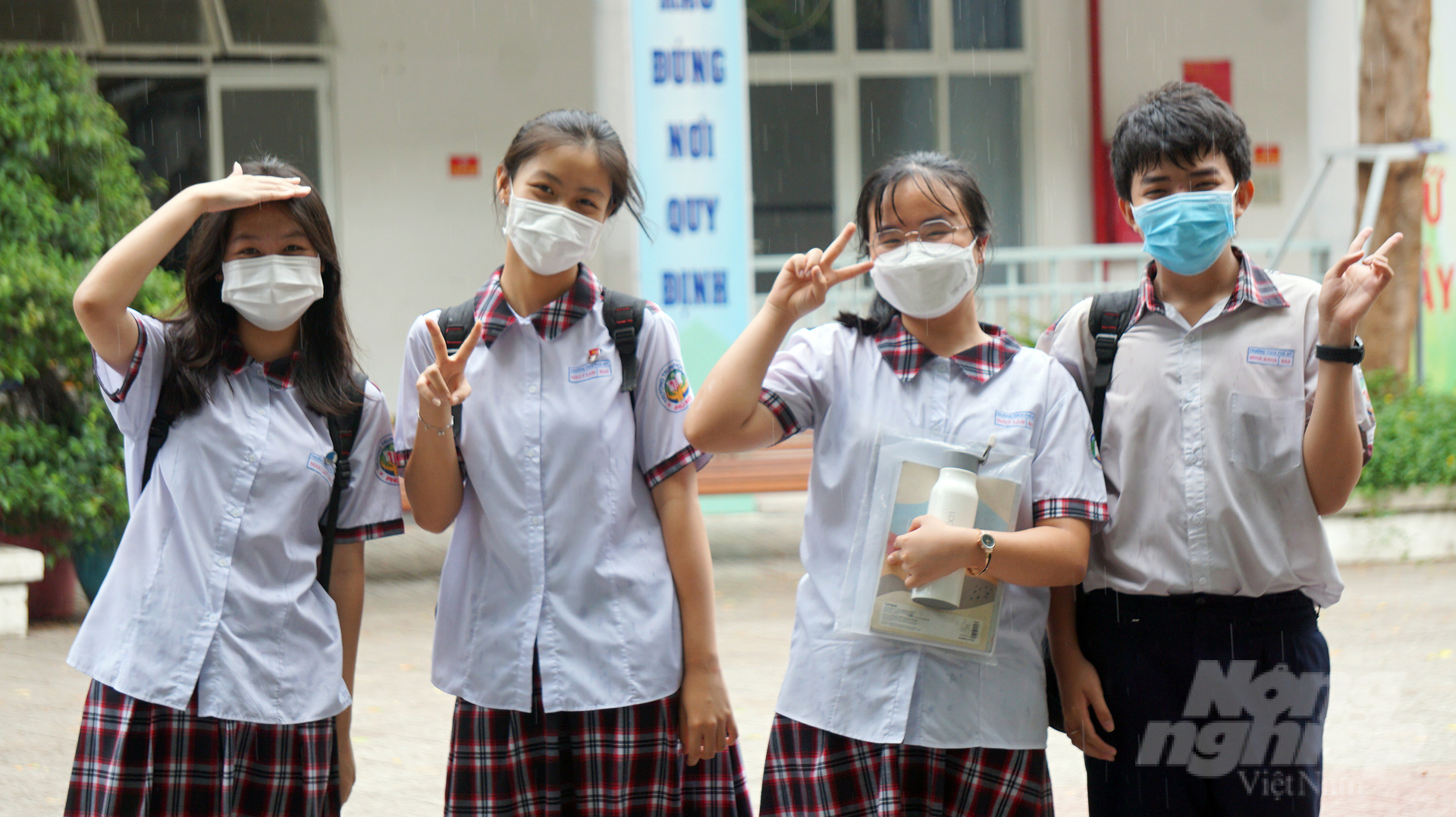thy06219-091608_776.jpg Thí sinh Đỗ Đình Khoa, học sinh Trường THCS Phú Mỹ cùng các bạn trước kỳ thi tuyển sinh vào lớp 10. Ảnh: Nguyễn Thủy.