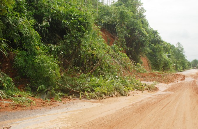 Landslides make transportation face many difficulties. Photo: Tuan Anh.