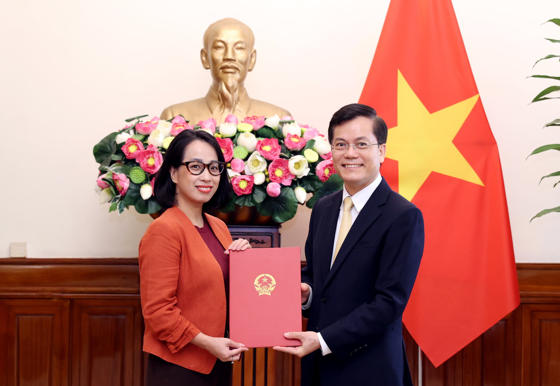 vn1_8587-copy-140917_698.jpg Thứ trưởng Bộ Ngoại giao Hà Kim Ngọc trao quyết định của Bộ trưởng Ngoại giao bổ nhiệm bà Phạm Thu Hằng giữ chức Quyền Vụ trưởng Vụ Thông tin Báo chí kiêm Người phát ngôn Bộ Ngoại giao Việt Nam. Ảnh: Hải Phạm.