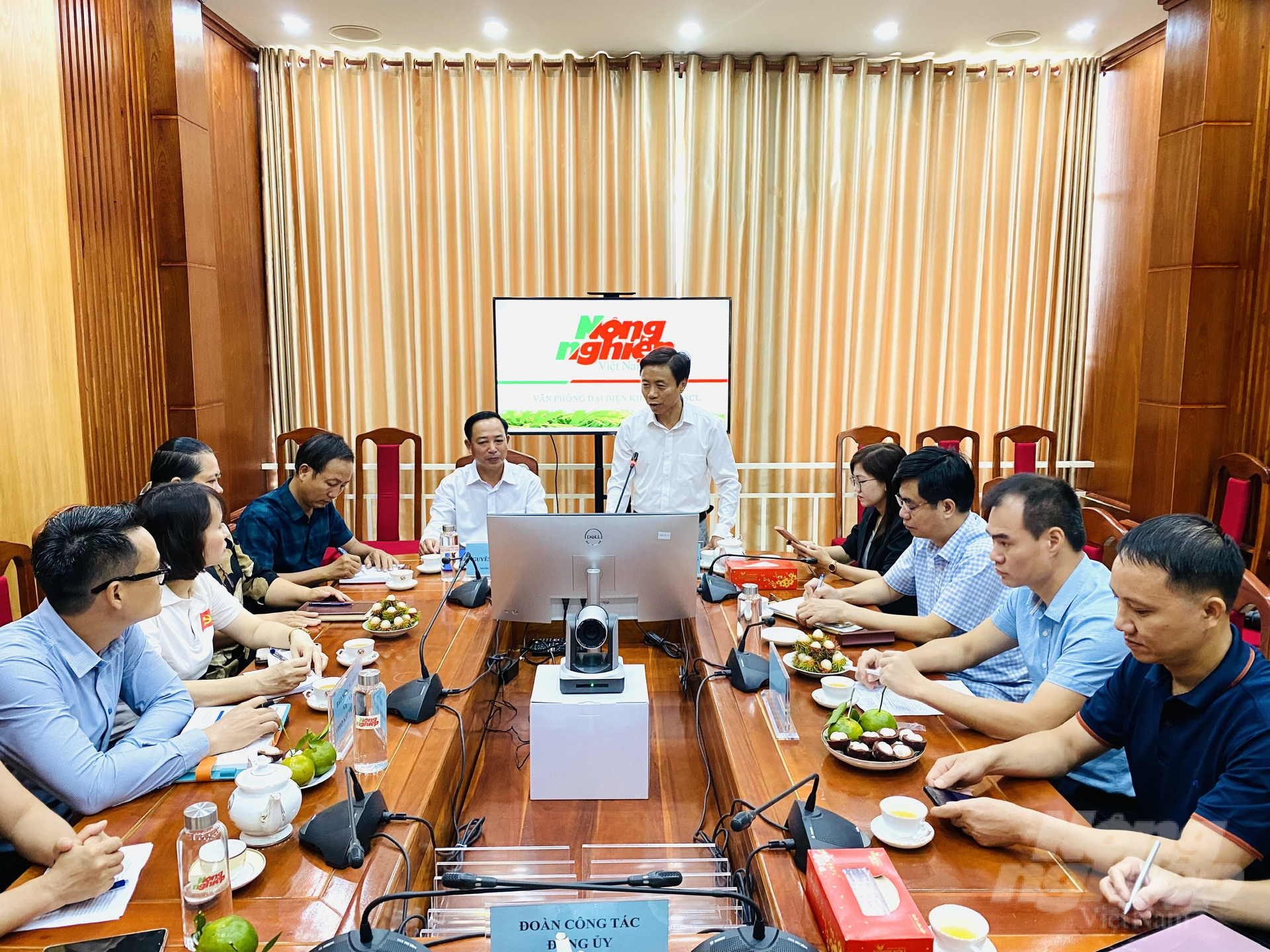anh-1-125303_377.jpg Đoàn công tác của Đảng ủy Bộ NN-PTNT do ông Nguyễn Văn Trường, Phó Bí thư Thường trực, dẫn đầu đến thăm, làm việc tại Văn phòng đại diện Báo Nông nghiệp Việt Nam khu vực ĐBSCL. Ảnh: Lê Hoàng Vũ.
