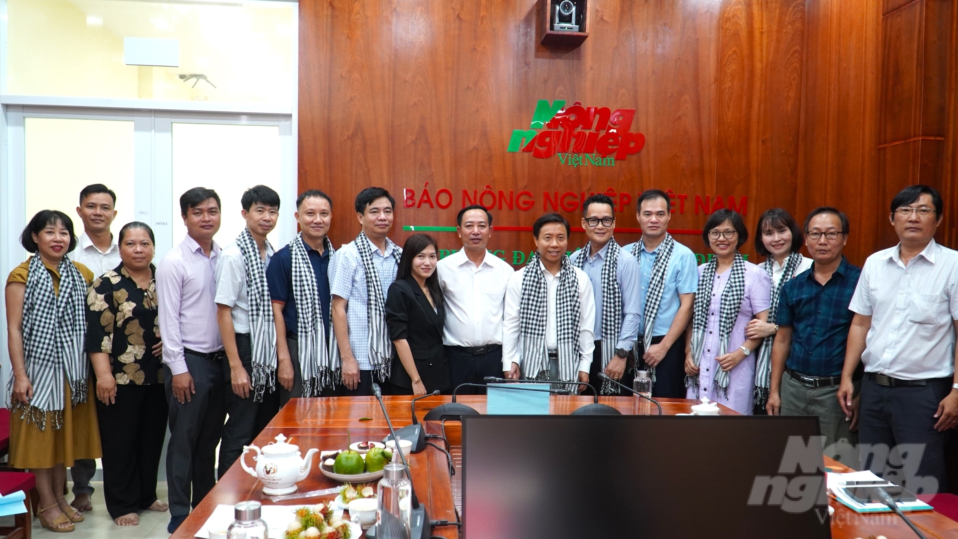 anh-3-125400_420.jpg Đoàn công tác của Đảng ủy Bộ NN-PTNT chụp ảnh lưu niệm cùng phóng viên, nhà báo thuộc Văn phòng đại diện Báo Nông nghiệp Việt Nam khu vực ĐBSCL. Ảnh: Kiều Trang.