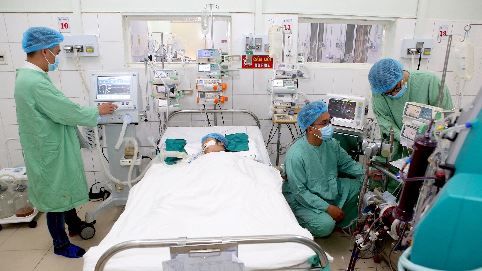 benh-nhi1-114650_785.jpg Bênh nhi bị viêm cơ tim tối cấp được cứu sống bằng kỹ thuật oxy hóa qua màng ngoài cơ thể (VA - ECMO). Ảnh: BVH.
