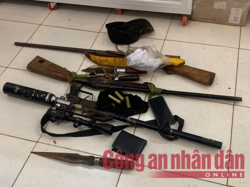 3-130456_278.jpg Một số vũ khí bị thu giữ. Ảnh: Báo CAND.