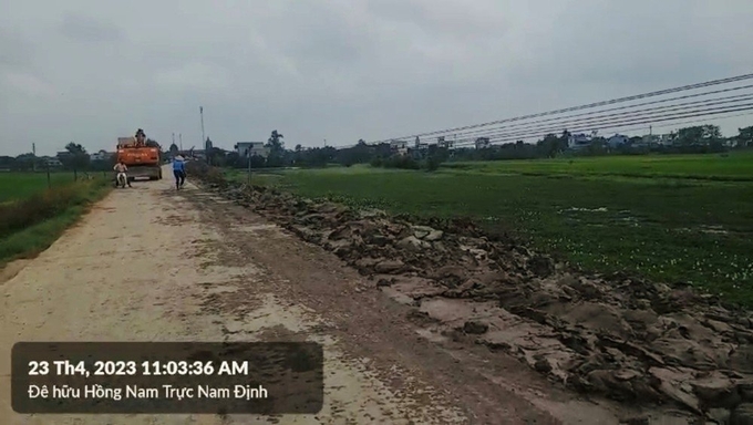 nam-dinh-chi-dao-kiem-tra-thong-tin-dung-dat-bun-lam-mai-de-xung-yeu-151816_557.jpg Đơn vị thi công dùng đất bùn để làm vật liệu đắp tuyến đê tả Đào, đoạn qua địa bàn huyện Nam Trực. Ảnh: Báo Xây dựng.