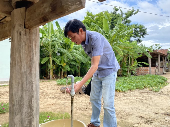 Nước sạch đã về đến tận chân cầu thang nhà sàn. Ảnh: Tuấn Anh.