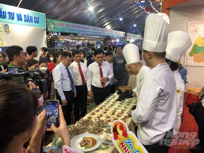 Đông đảo khách tham quan rất thích thú với khu chế biến ẩm thực từ sản vật địa phương. Ảnh: Minh Sáng.